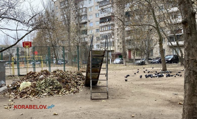 Купа опалого листя на дитячому майданчику