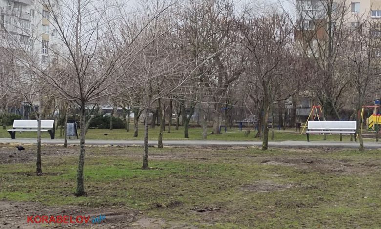 Нові лавки біля Корабельної адміністрації