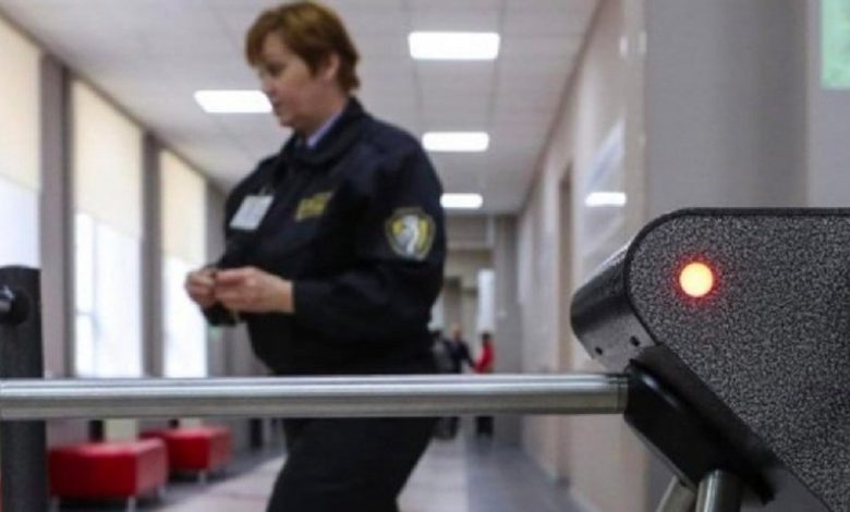 В учебных заведениях Украины появится охрана полицией, тревожная сигнализация и металлодетекторы