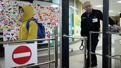 металева рамка в школі