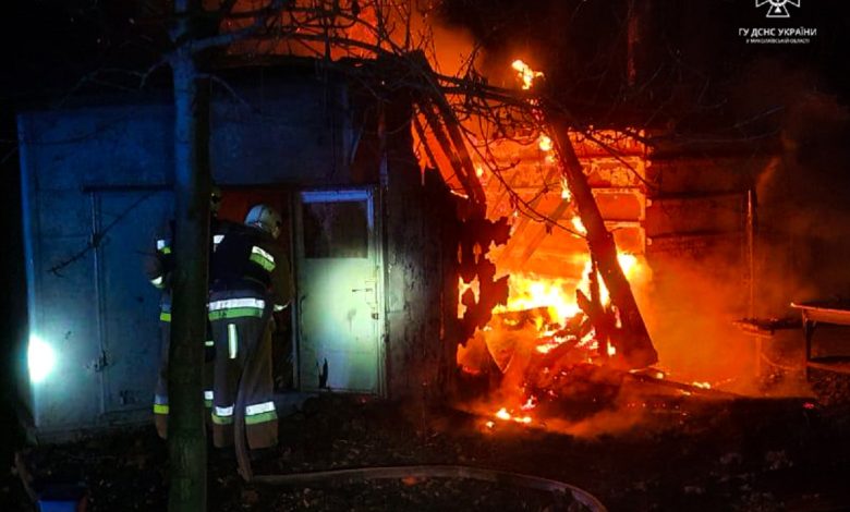 У Миколаєві уламки збитого "шахеда" впали на гаражі та спричинили пожежу
