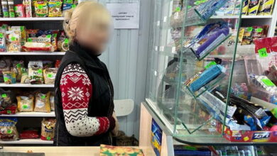 продавчиня в магазині