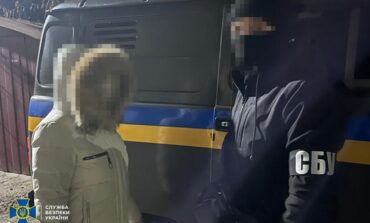 СБУ затримала колаборантку, яка під час окупації Херсону примусово «паспортизувала» пільговиків