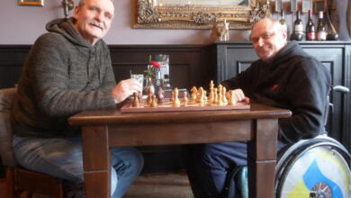 Пітер ван Делфт і Денис Жумела грають в шахи