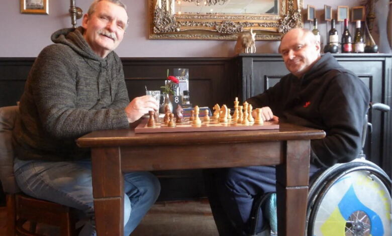 Пітер ван Делфт і Денис Жумела грають в шахи
