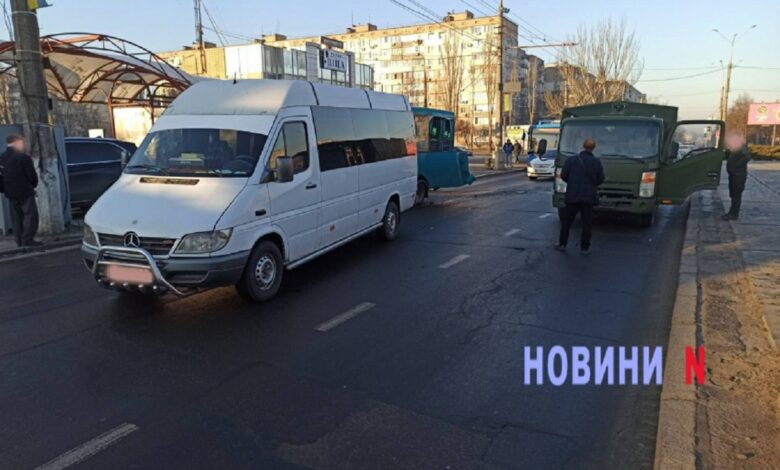 у Миколаєві зіткнулися вантажівка та дві маршрутки
