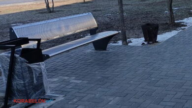 Лавочка біля будівлі адміністрації