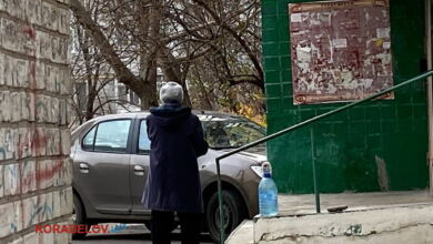 мешканці Корабельного району запасаються водою