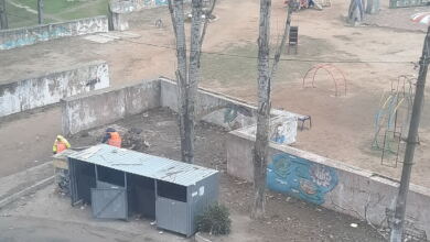 сміття біля дитячого містечка по вул. Океанівській