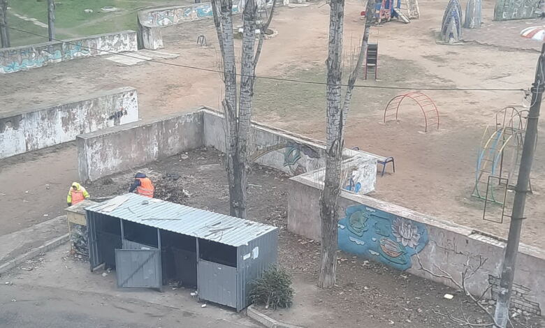 сміття біля дитячого містечка по вул. Океанівській