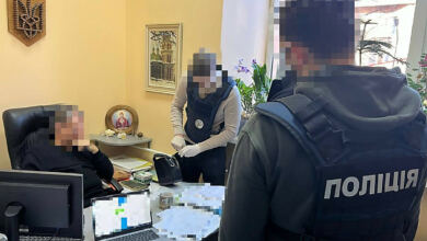 Лікар підозрюється у хабарництві