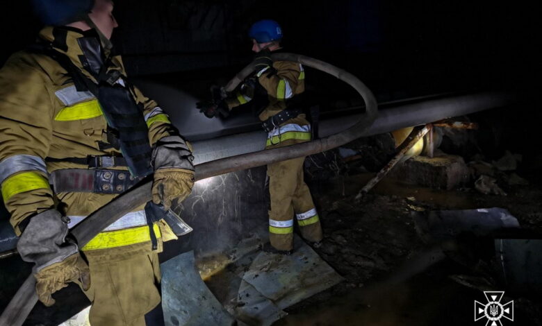 ДСНС ліквідовують наслідки ворожої атаки на Миколаїв