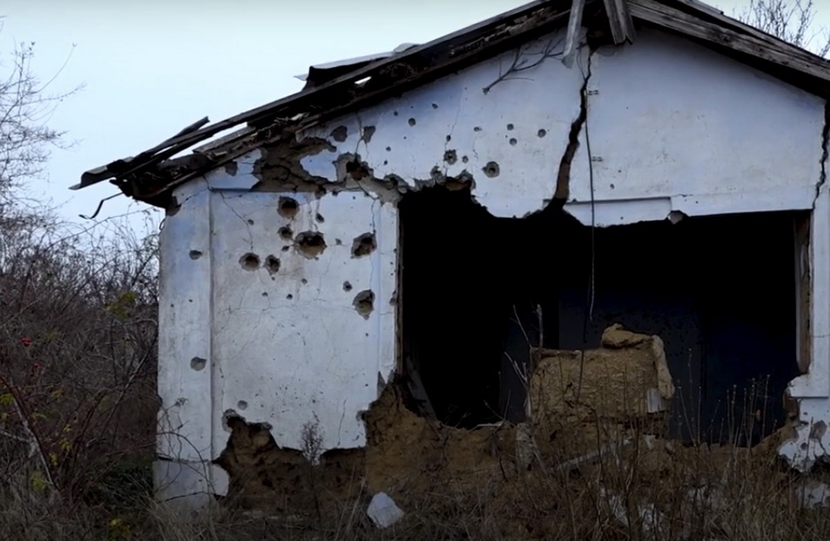 Зруйнований обстрілами будинок в с. Лупареве