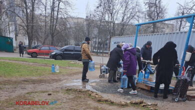 Мешканці Корабельного району запасаються водою