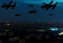 Нічне небо над Миколаєвом з силуетами дронів