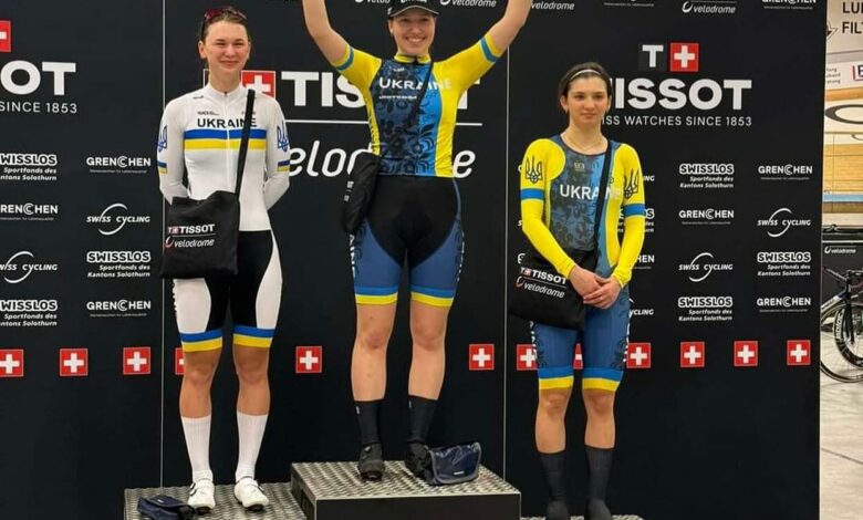 Ліворуч - Анна Колижук