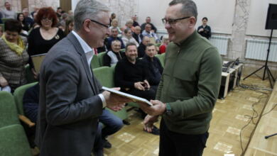 Андрієнко нагороджує Дуденко грамотою мера