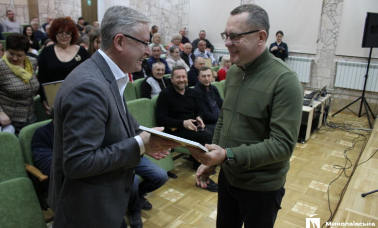 Андрієнко нагороджує Дуденко грамотою мера