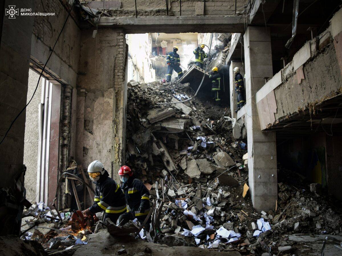 Рятівники розбирають завали