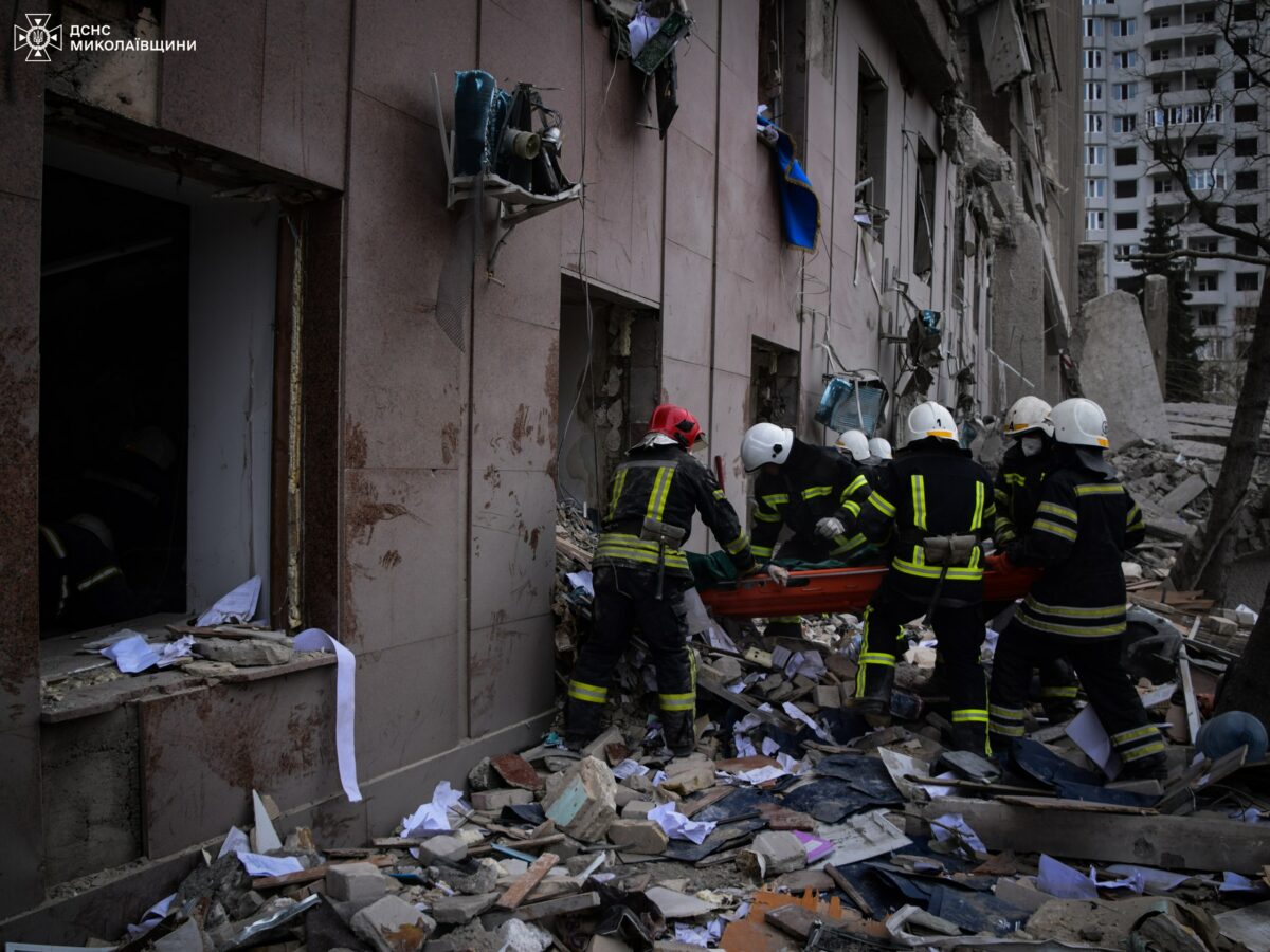 Рятівники дістають людей з під завалів