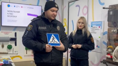 Поліцейські у навчальному закладі