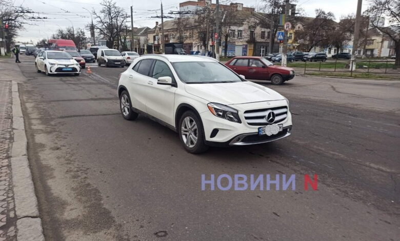 Собака затягла свою власницю під автомобіль марки Мерседес