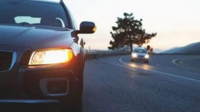 автомобіль з увімкнутими фарами