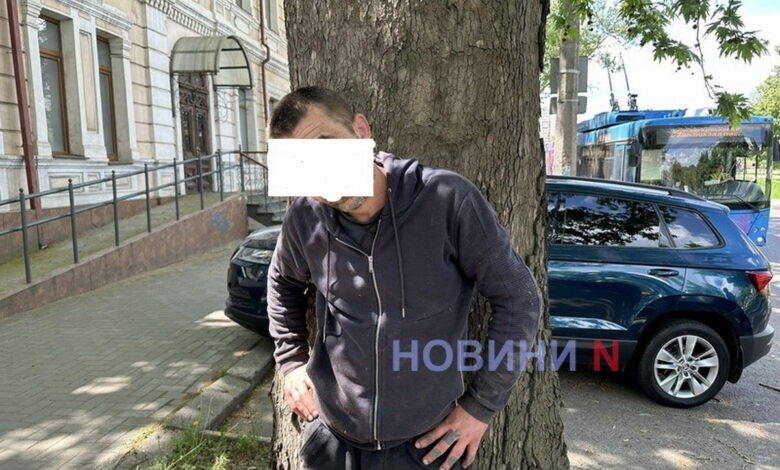 Кидався під машини