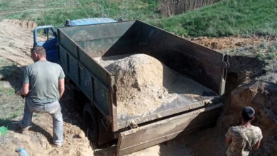 здійснював забір піску