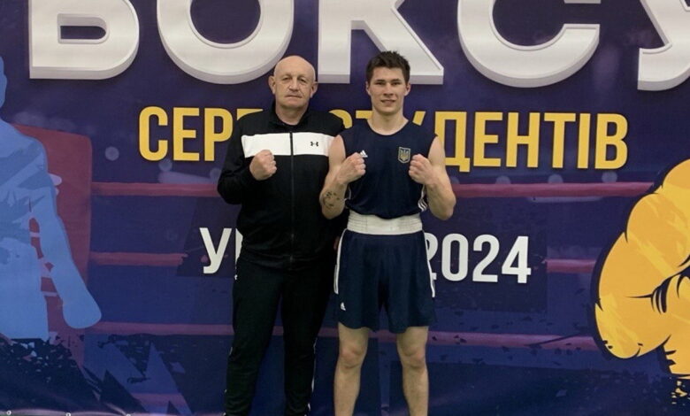 З правого боку Максим Зіневич