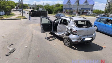 Авто "Рено" зіткнувся з вантажівкою з пивом