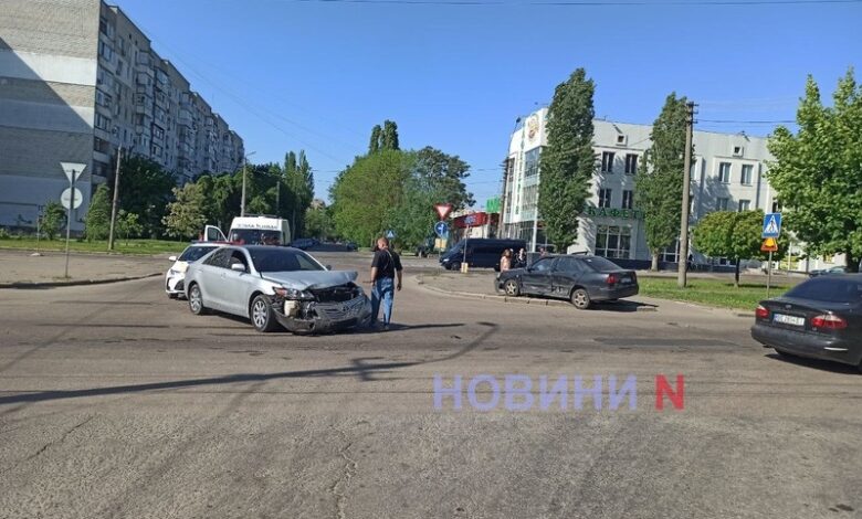 На перехресті вулиць 1-ї Слобідської та Пограничної сталася аварія між Toyota Camry і Chery Amulet.