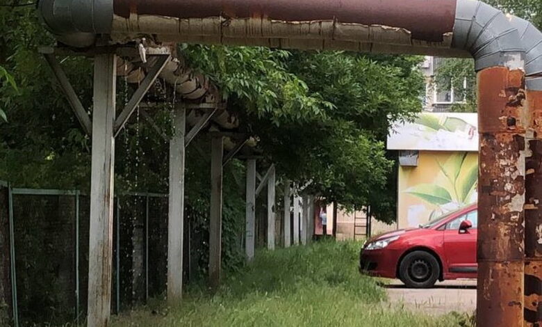 По вул. Океанівській, 45 протікає труба