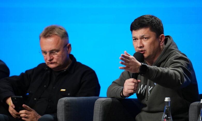 Ліворуч - Віталій Кім