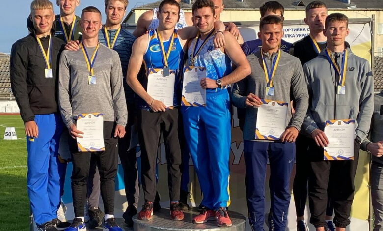 Легкоатлети