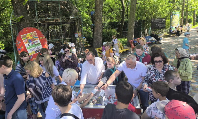 Сєнкевич роздає морозиво в зоопарку