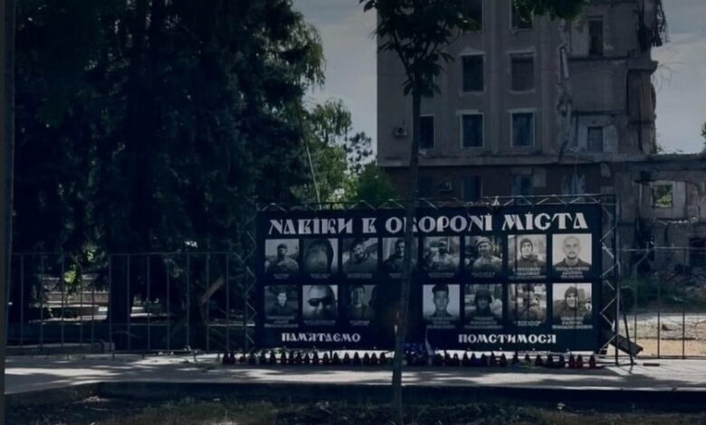 "Прекрасна" Алеї Слави біля будівлі ОВА