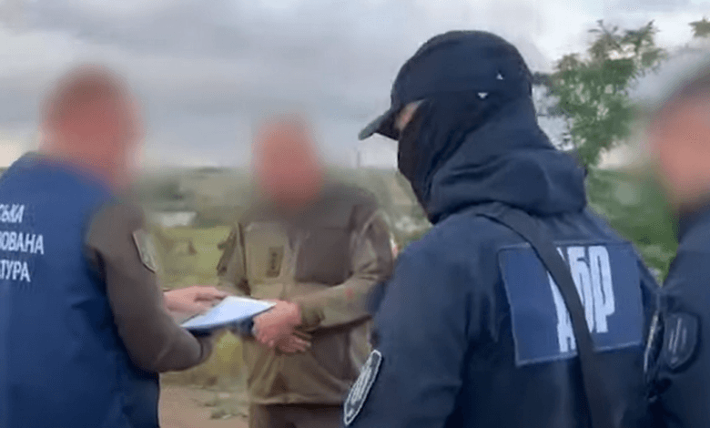 ДБР затримали командувача з Одещини який залучав бійців до будівництва свого маєтку