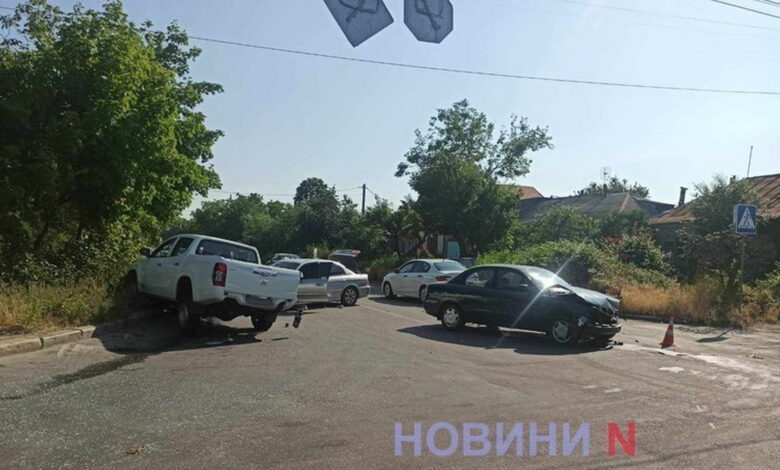 ДТП на перехресті вулиць 3-ї Військової та Каразіна у Миколаєві