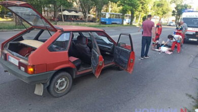 Пішохід стрибнув на авто на проспекті Богоявленському