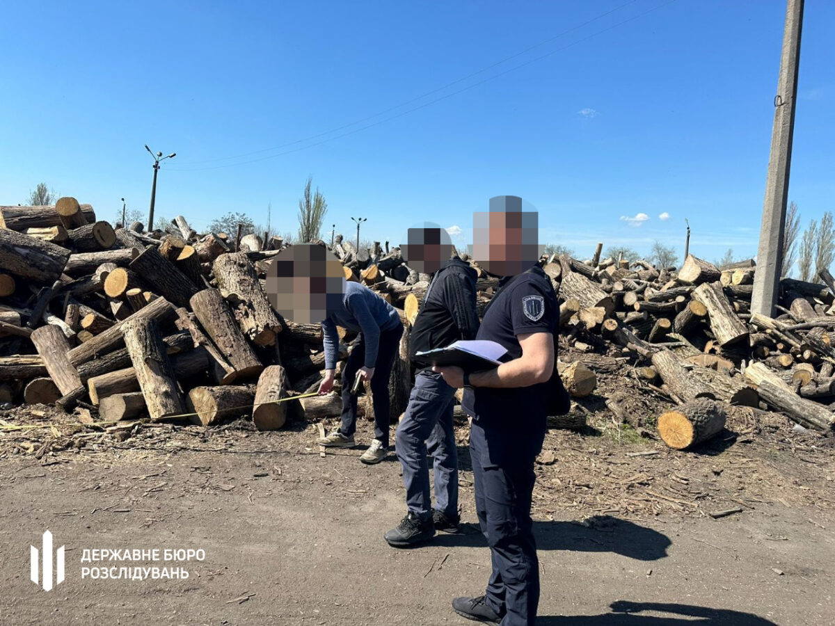 Укладав договори на закупівлю паливної деревини