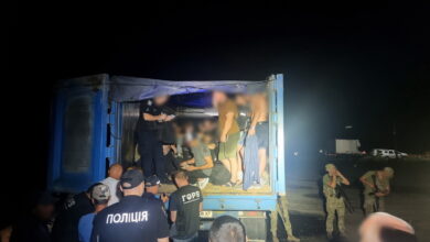 Замість зерна в причепі фури до кордону були 41 "турист"