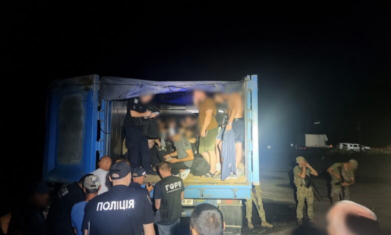 Замість зерна в причепі фури до кордону були 41 "турист"