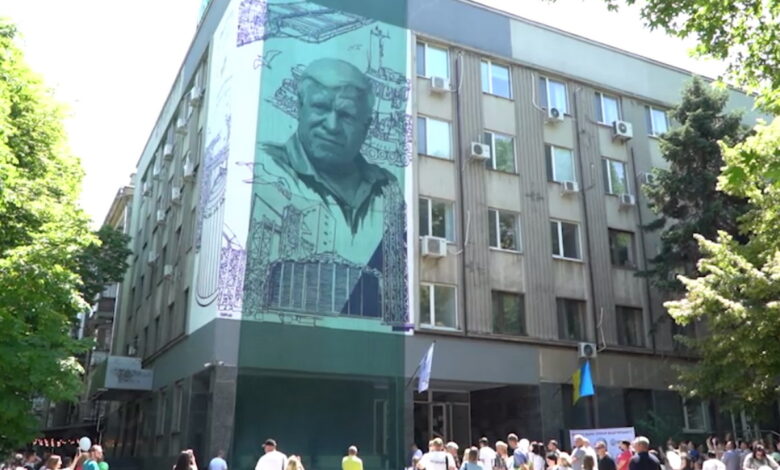 Мурал на честь Вадатурського