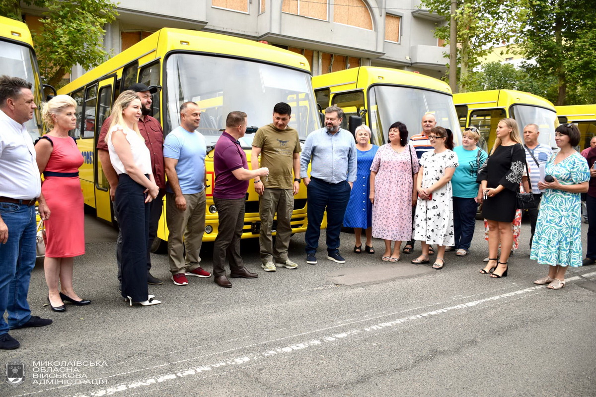 Передача ключів від шкільних автобусів