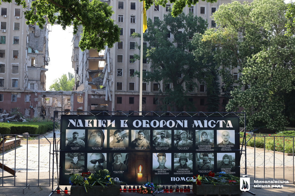 Вшанували пам'ять проходило біля меморіалу біля ОДА