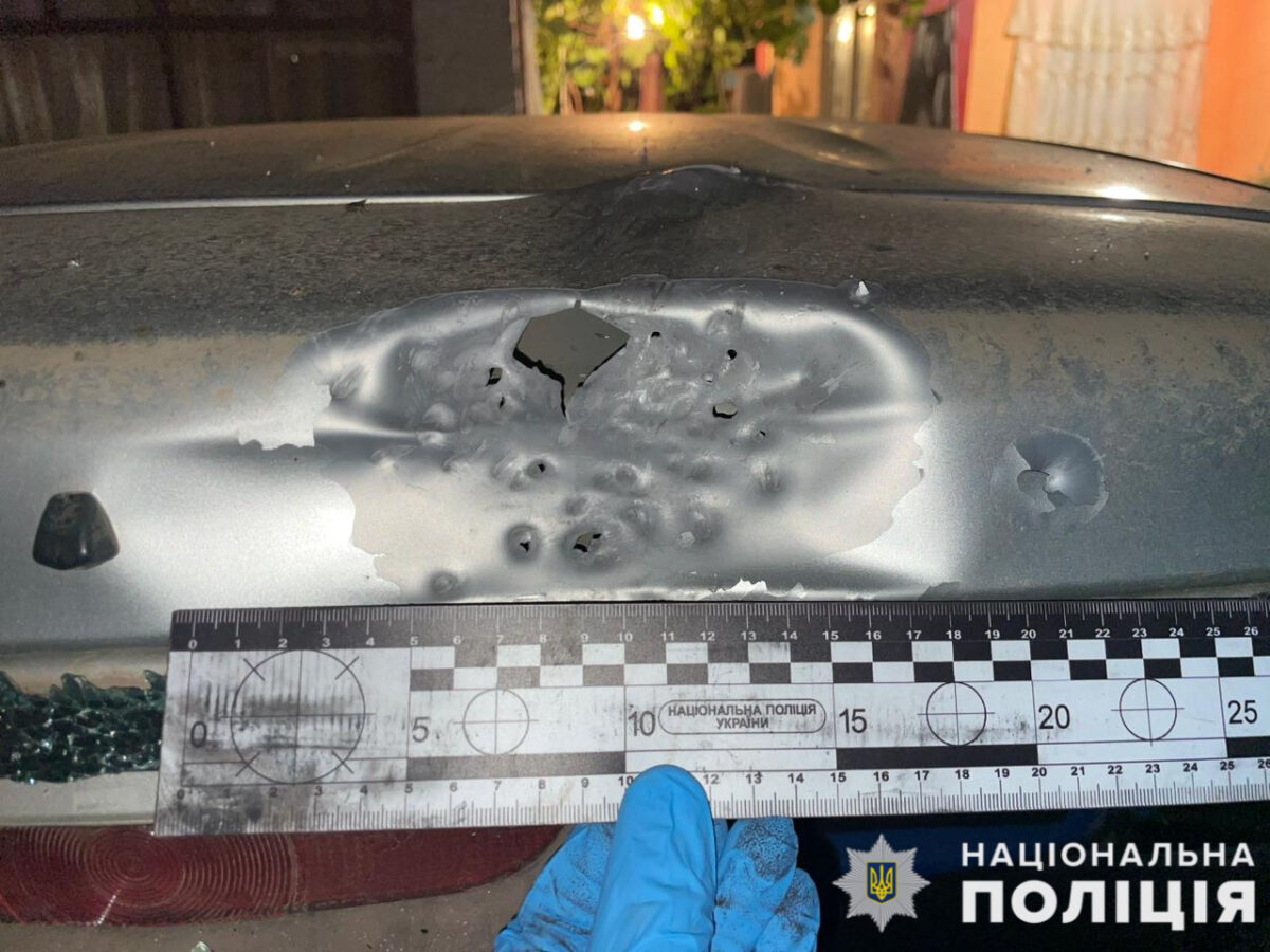 Здійснив кілька пострілів і пошкодив автомобіль