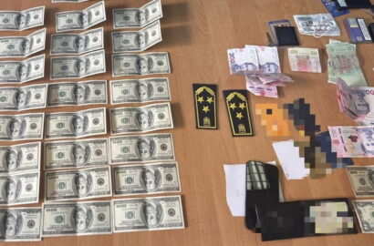 схему вимагання та отримання хабарів