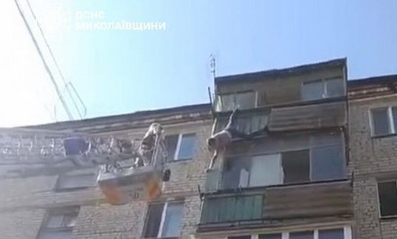 рятувальники зняли чоловіка з 5 поверху