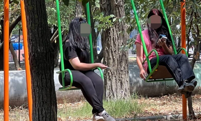 Підлітки курять на дитячому майданчику